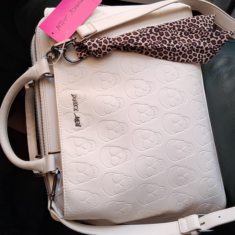 BETSEY JOHNSON Chalk color with Embossed Skulls & Bandana Purse. NWT. - Picture 2 of 15